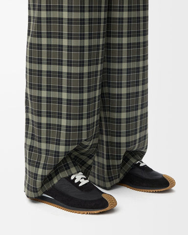 Street Fashion Gum Sole Sneaker with Curved Toe