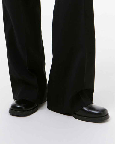 Black Leather Boots for Modern Daily Uniforms