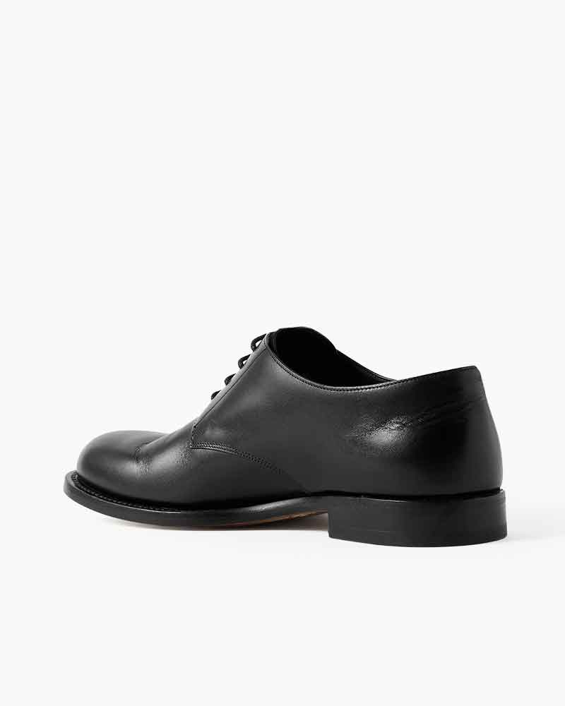minimalist-styling-polished-calfskin-derby-seamless-molded-upper
