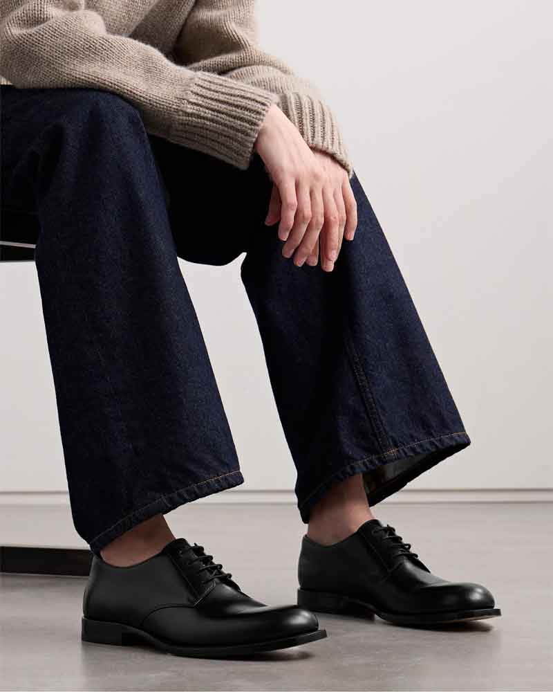 minimalist-styling-polished-calfskin-derby-seamless-molded-upper