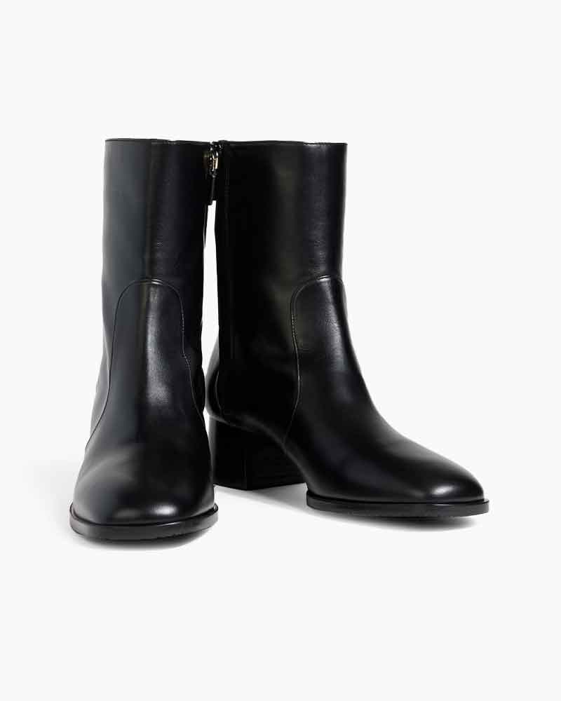 pre-salewomens-boutique-hopping-chic-minimalist-walking-booties