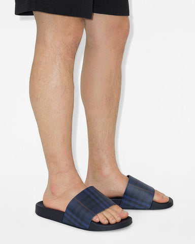 mens-poolside-leisure-iconic-check-rubber-slides