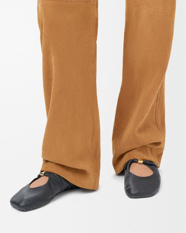 Women‘s Velvet Touch Leather Flats