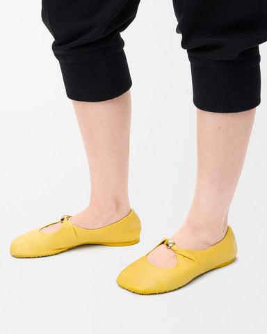 Women‘s Velvet Touch Leather Flats