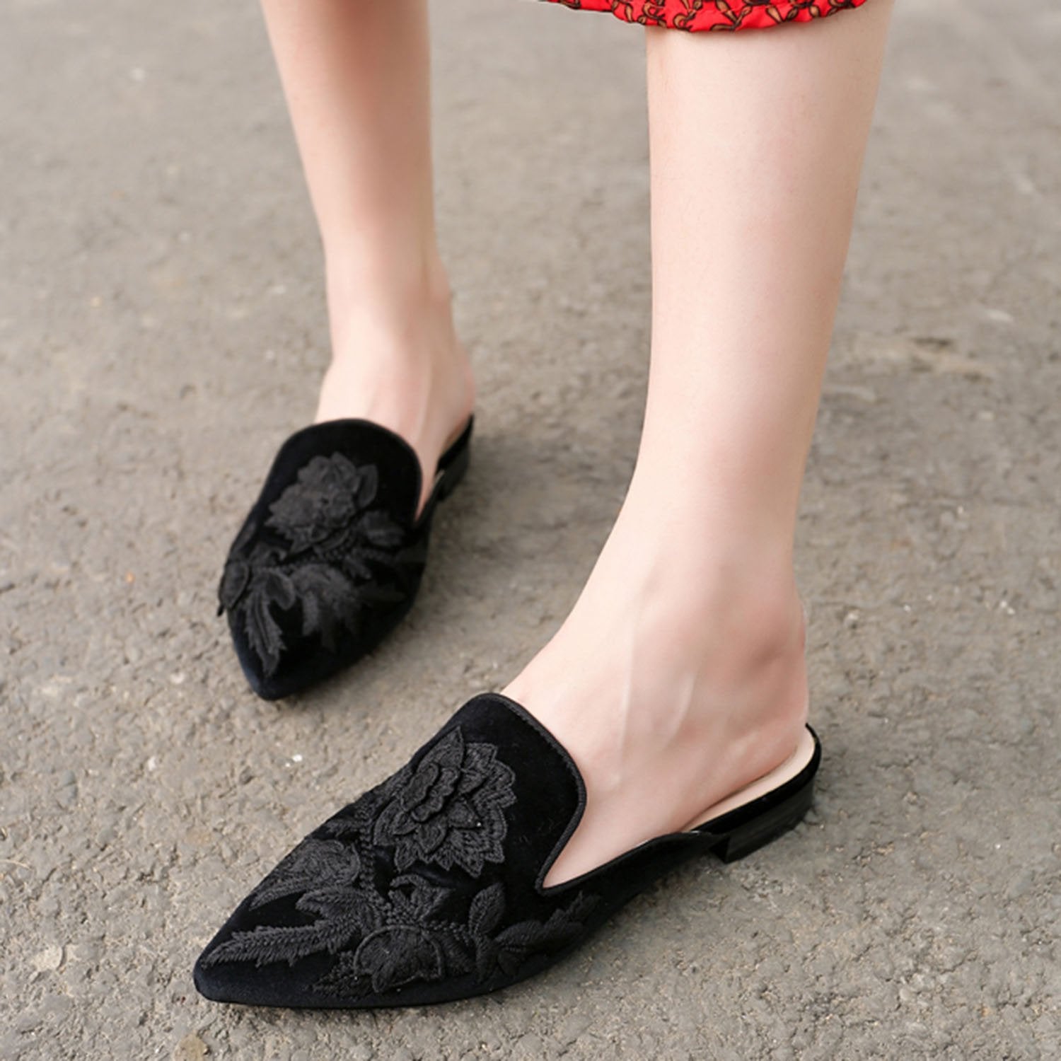 Women's Point Toe Embroidery Mule Short Velvet Flats Shoe – LarosaStyle